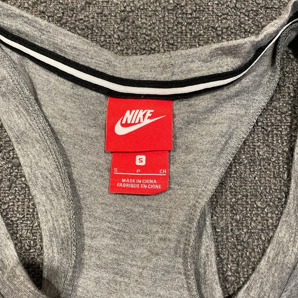 Nike Women’s Sportswear Essential Scoop Neck Tank in Grey sz Small - Picture 3 of 4